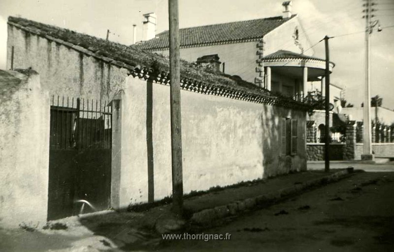 1960 7.jpg - "la maison du tailleur"  propriété BROCHIN à l'arrière nous aperçevons la villa de Georges CATALA construite avant l'indépendance. (Photo Didier Anton)