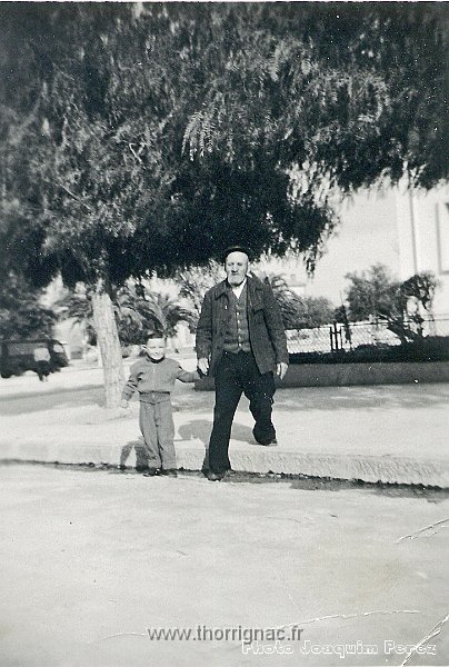 Henna007 copie.jpg - Joaquim Perez/Aranéga dans les années 1950 avec son grand-père paternel.