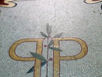 Les initiales de Paul Perrier dans le hall de l'Echo d'Oran