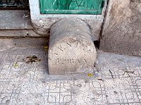 Sur la pierre "centre d'Oran", sur le boulevard Oudinot au niveau de l'ancienne préfecture