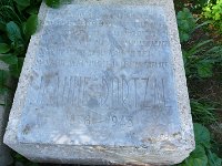 Une pierre en hommage à Jeanne Dortzal, promenade Létang