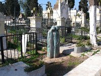 Le cimetière Tamazouet. Les statues et vases des tombes disparues, servent de décoration