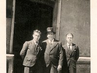Charles, Alfred et leur père François Cerda devant le N° 13 rue Adolphe Cousin