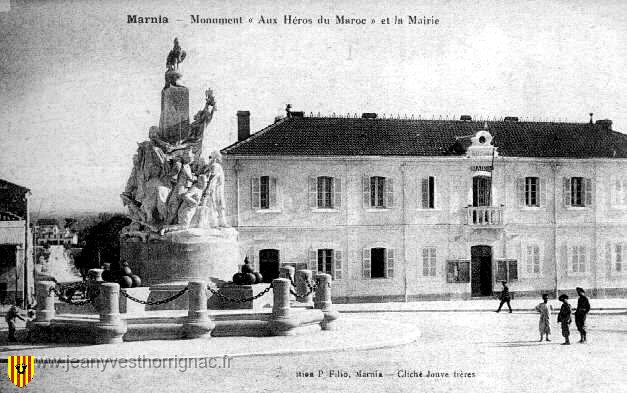 mairie.jpg - Monument aux morts du Maroc et l'église