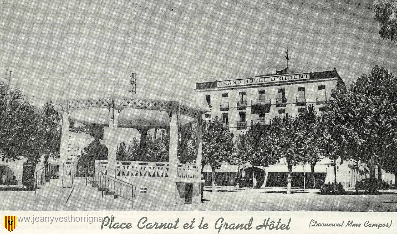 Tiaret Place Carnot et le Grand Hotel.jpg - Place Carnot et le Grand Hôtel. (Photo Echo de l'Oranie)