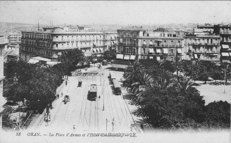136.jpg - La Place d'Armes et l'hôtel Continental