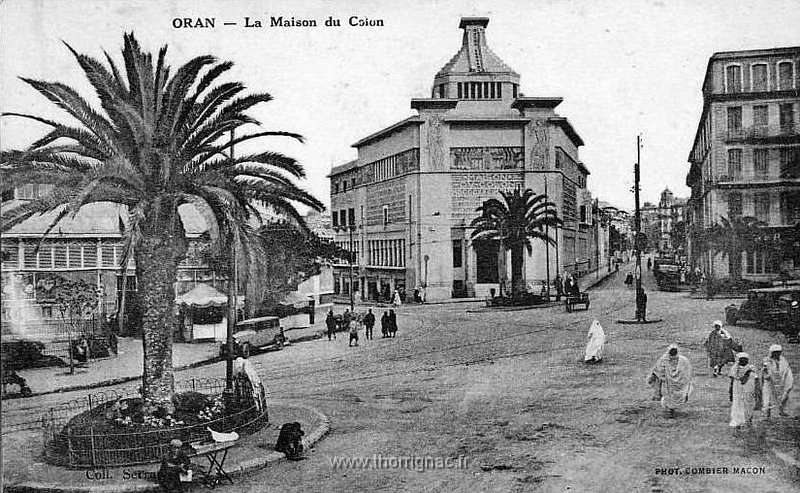165.jpg - La Maison du Colon et à gauche, le marché
